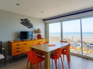 TV a/nebo společenská místnost v ubytování Notre-Dame-de-Monts - Appartement face océan - 6 pers - Animaux sur autorisation - FR-1-540-120