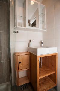 een badkamer met een wastafel en een spiegel bij Kaiserhof auf Norderney in Norderney