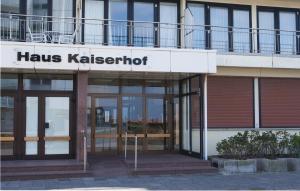 a building with a sign that reads hakus kalkerot at Kaiserhof auf Norderney in Norderney