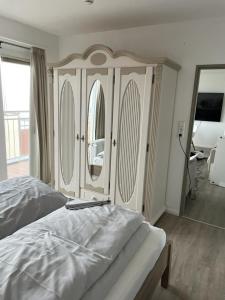 Tempat tidur dalam kamar di Kaiserhof auf Norderney