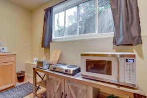 A kitchen or kitchenette at Airy Seattle Apartment about 7 Mi to Downtown!