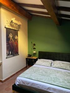 ein Schlafzimmer mit einem Bett und einem Wandgemälde in der Unterkunft Borgogna 14 in Reggio nell'Emilia