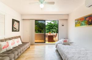 Villa del Mar في كانكون: غرفة معيشة بها سريرين وأريكة