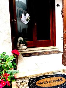 una puerta abierta con una maceta delante de ella en L'antico Pozzo, en Sulmona