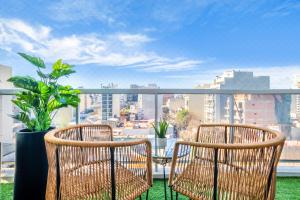 Duas cadeiras e uma mesa numa varanda com vista em Modern&New Apartment in Palermo em Buenos Aires