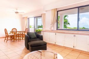 a living room with a chair and a table at Villa del Mar in Cancún