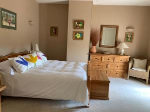 Säng eller sängar i ett rum på Charming 2-Bed House in St Meard de Gurcon