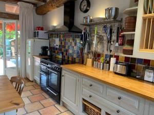Virtuve vai virtuves zona naktsmītnē Charming 2-Bed House in St Meard de Gurcon