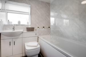 Silver Stag Properties, 3 BR Gem with 2 Baths的一间浴室