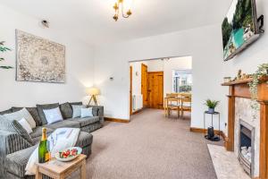 Silver Stag Properties, 3 BR Gem with 2 Baths的电视和/或娱乐中心