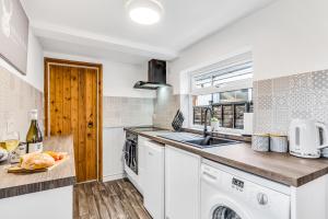 Silver Stag Properties, 3 BR Gem with 2 Baths的厨房或小厨房