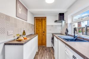Silver Stag Properties, 3 BR Gem with 2 Baths的厨房或小厨房