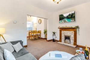 HugglescoteSilver Stag Properties, 3 BR Gem with 2 Baths的带沙发和壁炉的客厅