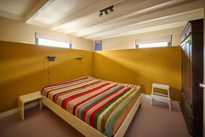 Postel nebo postele na pokoji v ubytování Hoteldebootel 's-Hertogenbosch met prive sauna