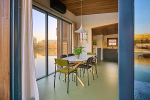 a dining room and kitchen with a table and chairs at Hoteldebootel 's-Hertogenbosch met prive sauna in Den Bosch