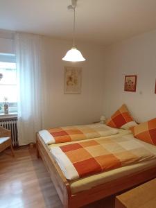 ein Schlafzimmer mit einem Bett und einer Hängeleuchte in der Unterkunft Ferienwohnung "Am Kirchplatz" in Bad Wünnenberg