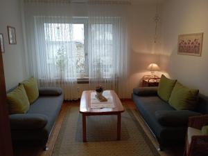 ein Wohnzimmer mit 2 Sofas und einem Couchtisch in der Unterkunft Ferienwohnung "Am Kirchplatz" in Bad Wünnenberg