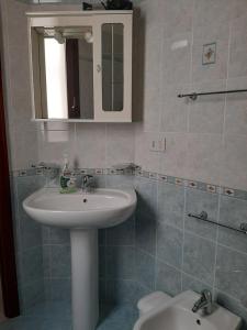 ein Bad mit einem Waschbecken und einem WC in der Unterkunft L'Isola nel Mare in San Vito lo Capo