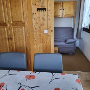 um quarto com duas cadeiras e uma cama e um sofá em Enjoy em Puy-Saint-Vincent