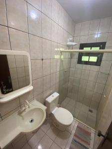 イリャベラにあるChalés e suítes Lourençoの白いバスルーム(トイレ、シンク付)