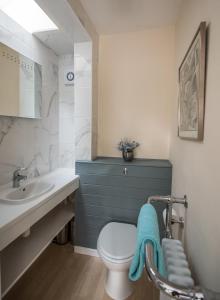 a bathroom with a toilet and a sink at Oxfordshire Country Cottage in Wallingford