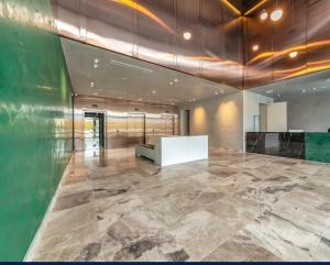 un vestíbulo con un gran suelo de mármol y una mesa blanca en Capitol executive suite, en Canberra