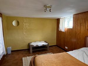 ein Schlafzimmer mit einem Bett und einem Tisch in einem Zimmer in der Unterkunft Camping Cote de Chevre 