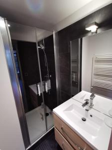 Koupelna v ubytování Chamrousse 1750 Roche Bérenger Le Panoramic 613 - Classé 3 étoiles