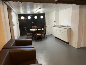 Zimmer mit Küche, Tisch und Stühlen in der Unterkunft Camping Cote de Chevre 