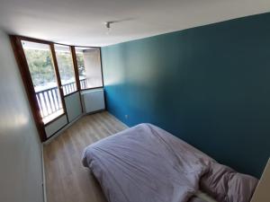 Postel nebo postele na pokoji v ubytování Chamrousse 1750 Roche Bérenger Le Panoramic 613 - Classé 3 étoiles