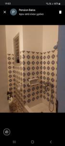 y baño con ducha, lavabo y aseo. en Pension Balos, en Koumeika
