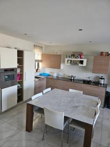 Кухня або міні-кухня у Double bedroom in shared Penthouse Apartment - Seabreeze Terraces
