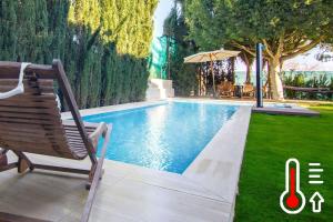 Bazen u objektu RentalSevilla Brisa del Aljarafe con piscina climatizada a 15 minutos de Sevilla ili u blizini