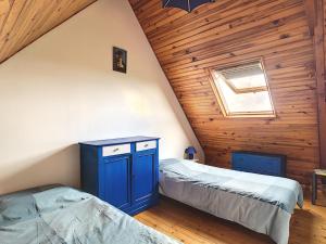 1 dormitorio con 2 camas en un ático en Maison Crozon, 3 pièces, 4 personnes - FR-1-370-59, en Crozon