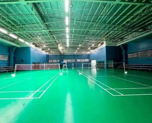 una pista de tenis vacía con una pista verde en Grass Residences 25th T5, en Manila