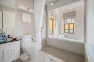 Kylpyhuone majoituspaikassa O'nya Phuket Hotel - SHA Extra Plus