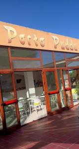 a restaurant with a table and chairs in the window at Il Nido Dei Gabbiani in Palau