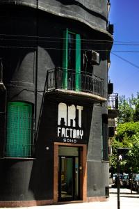 um edifício com uma placa de fábrica de arte em Art Factory Soho em Buenos Aires
