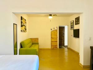 ein Schlafzimmer mit einem Bett und einer Couch in einem Zimmer in der Unterkunft DGM Lofts MTY MN 960 C centro cerca de todo in Monterrey