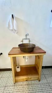 a wooden sink on a wooden table with a sink at Confortable Loft MN 960 C Centro Mty cerca de todo in Monterrey