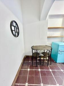 1 mesa y 2 sillas en una habitación en Confortable Loft MN 960 C Centro Mty cerca de todo, en Monterrey