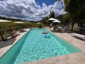Bazén v ubytování Agriturismo I Melograni nebo v jeho okolí