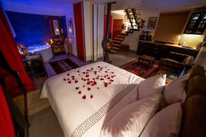 Zimmer mit einem Bett mit roten Herzen in der Unterkunft Bulle Romantique . Jacuzzi . Châteaux de la Loire in Vouvray