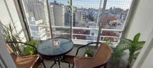 einen Tisch auf einem Balkon mit Stadtblick in der Unterkunft MIRALEJOS BUENOS AIRES in Buenos Aires