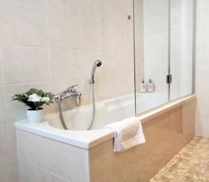 Kúpeľňa v ubytovaní Sunset View Treviso Apartment + 37 fotografií