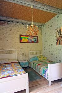 B&B Rando & Kärdi juures OÜ في Lyuganuse: غرفة نوم بسريرين وثريا