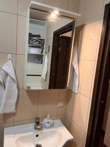 a bathroom with a sink and a mirror at Kahe magamistoaga võtmeteta ja eraldi sissepääsuga esimesel korrusel korter, sobilik peredele, lemmikloomad lubatud in Tartu