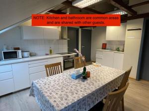 Dapur atau dapur kecil di Lillehammer Guest House with common bath and kitchen