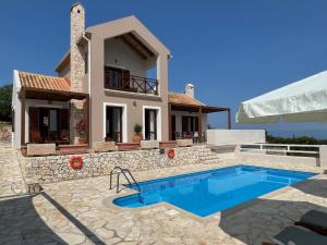 Bazén v ubytování Villa Fiscardo View Fiscardo Kefalonia nebo v jeho okolí