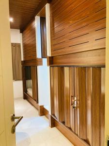 una puerta de madera en una habitación con paredes de madera en Yoi Pod Hostel - Deira Al Rigga en Dubái